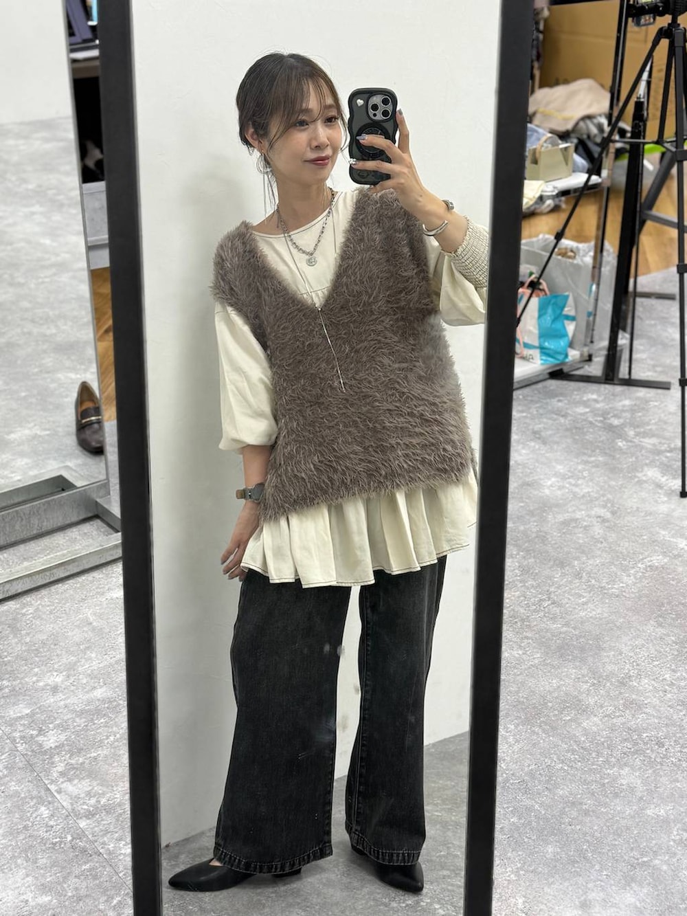 その他のトートバッグ、ブラック系のスカート、ベージュ系のベストを着用したレディースの秋コーディネートの3枚目の写真