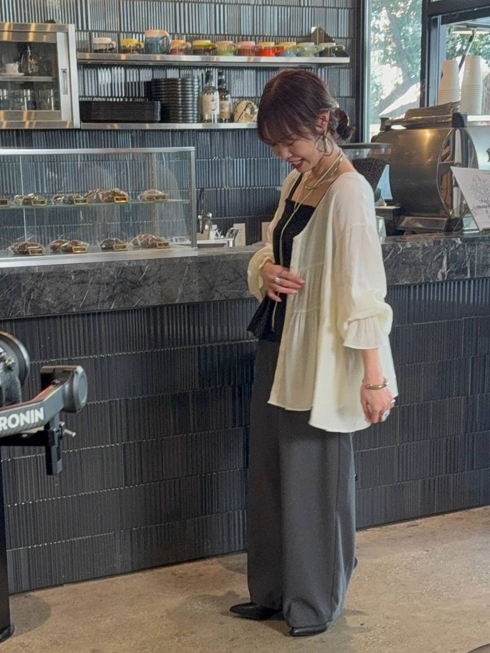 ホワイト系のスカート、グレー系のその他パンツ、ホワイト系のベストを着用したレディースの春コーディネートの8枚目の写真