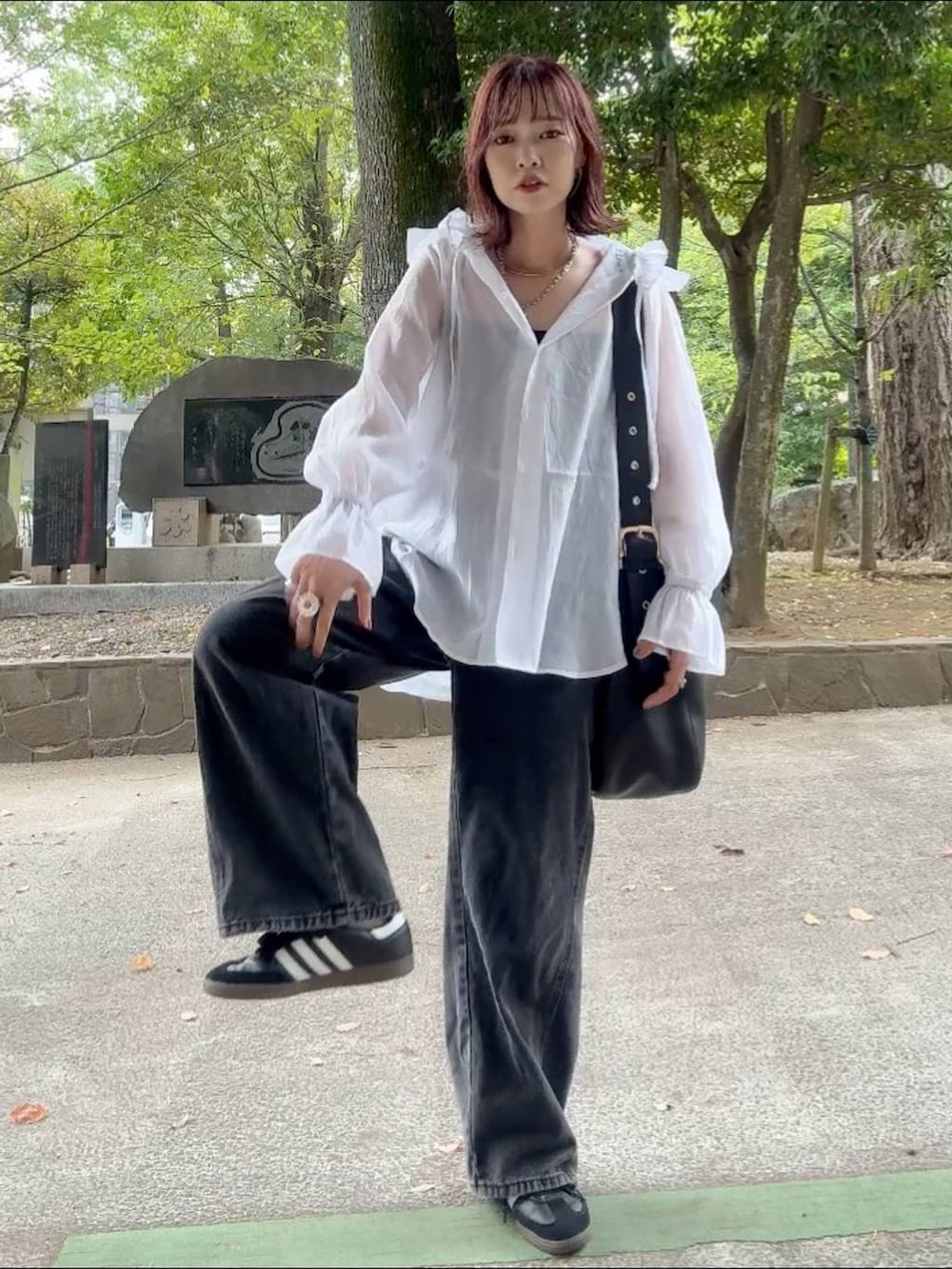 ブラック系のショルダーバッグ、ブラック系のキャミソール、ホワイト系のシャツ/ブラウスを着用したレディースの秋コーディネートの2枚目の写真