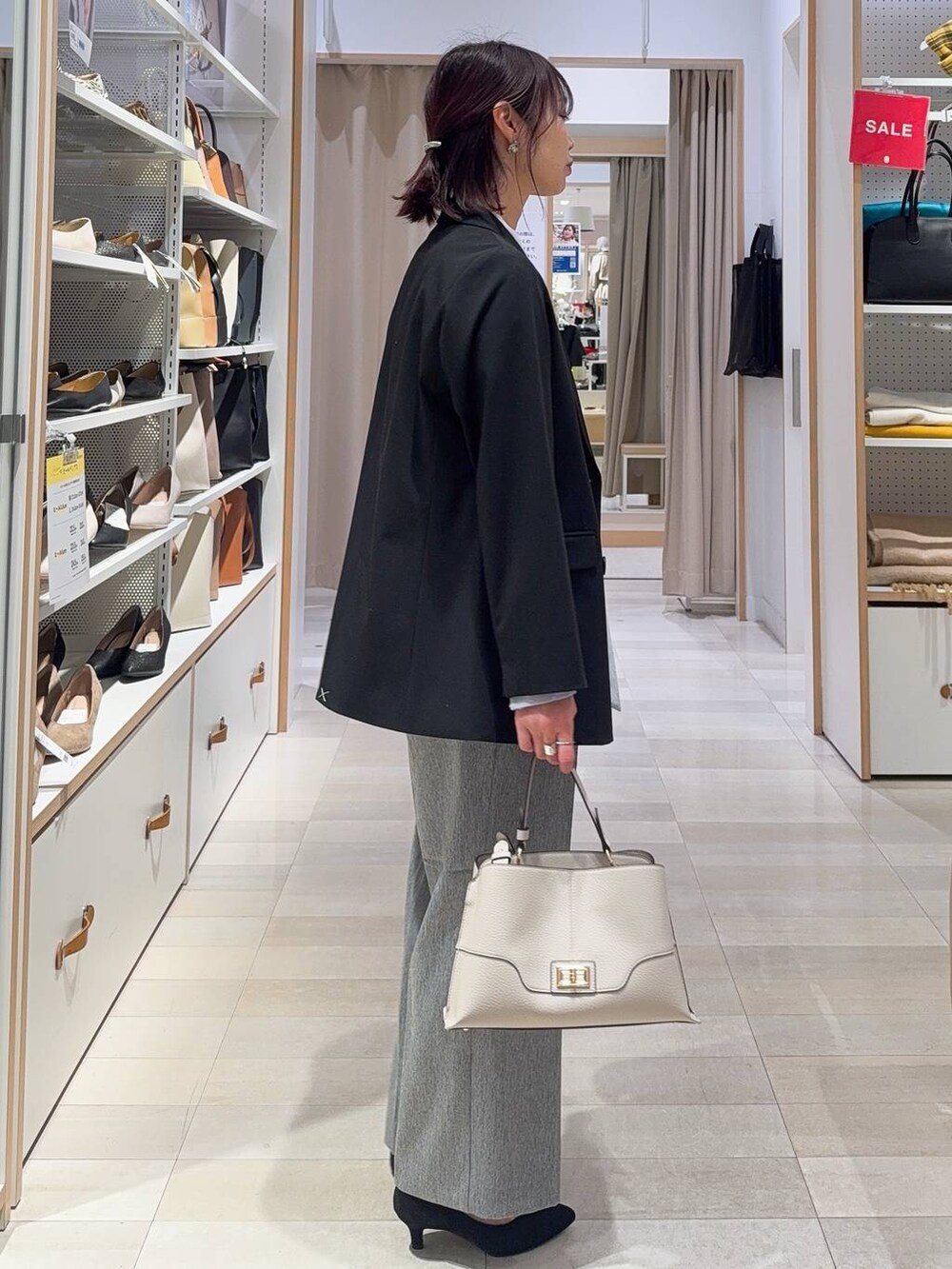 その他のパンプス、ブラック系のテーラードジャケット、ブルー系のシャツ/ブラウスを着用したレディースの冬コーディネートの5枚目の写真