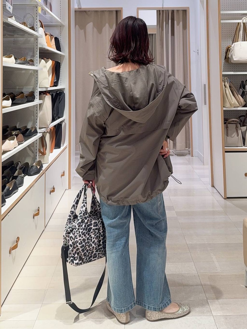 ブラック系のバレエシューズ、その他のトートバッグ、ブルー系のデニムパンツを着用したレディースの春コーディネートの5枚目の写真