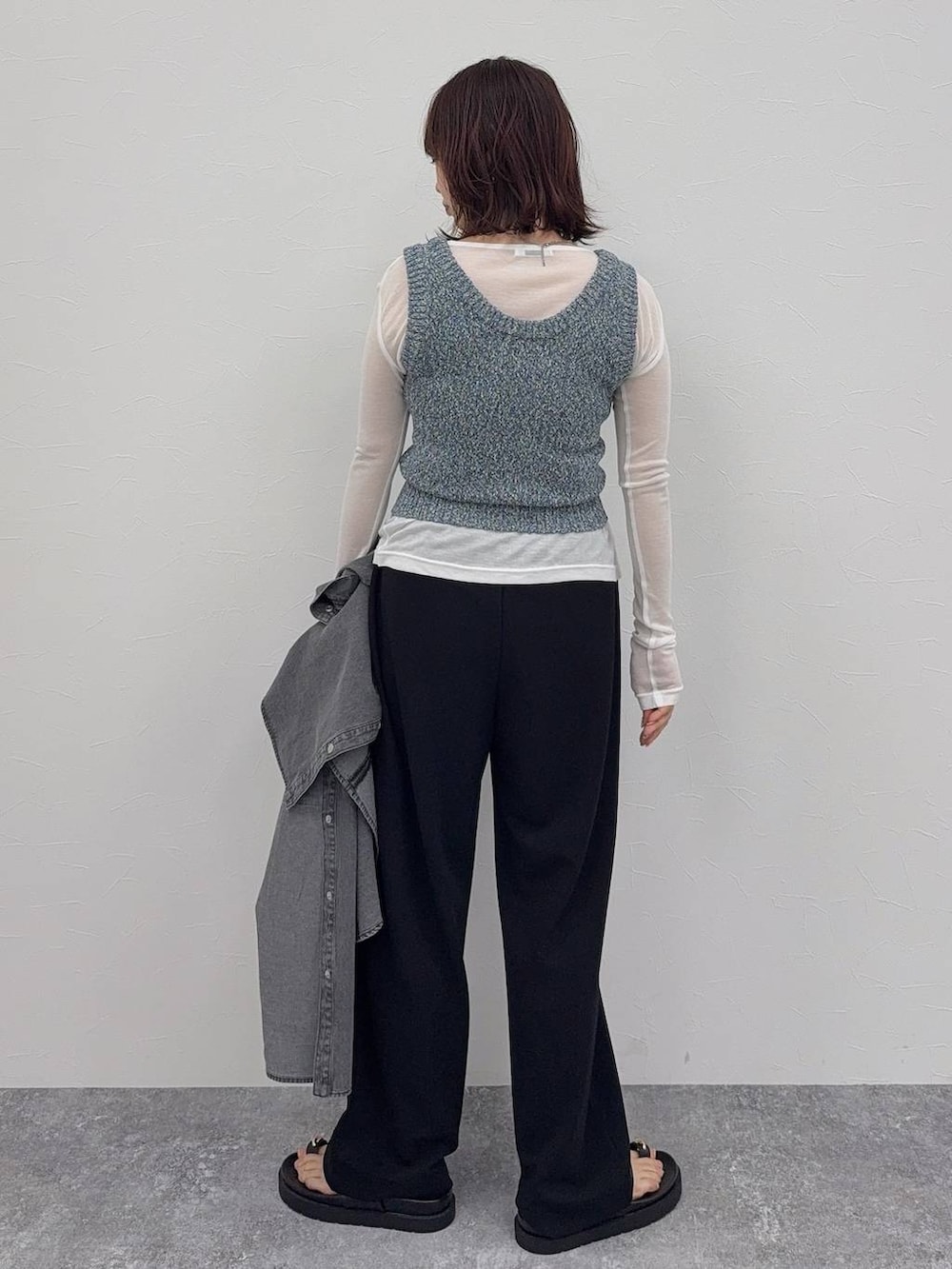 ブラック系のショルダーバッグ、ブラック系のその他パンツ、シルバー系のネックレスを着用したレディースの春コーディネートの6枚目の写真