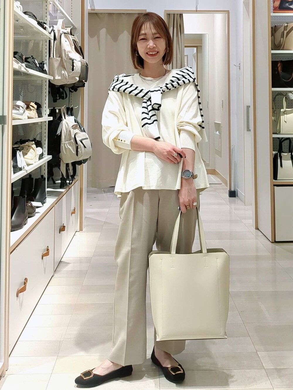ホワイト系のニット/セーター、ベージュ系のその他パンツ、ベージュ系のベストを着用したレディースの春コーディネートの2枚目の写真