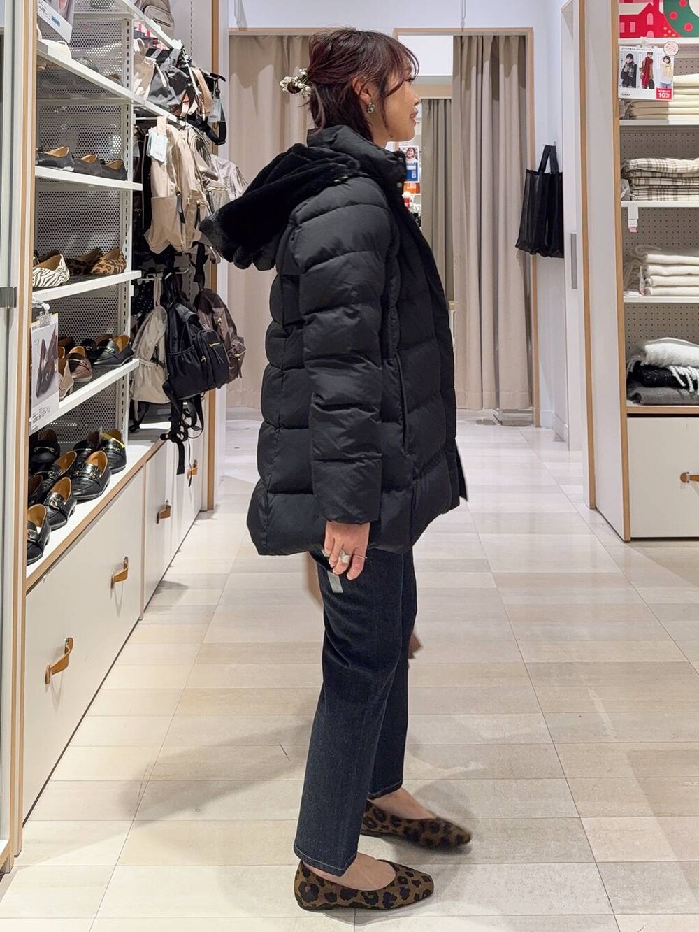 その他のパンプス、ブラウン系のボストンバッグ、ブラック系のダウンジャケット/コートを着用したレディースの冬コーディネートの4枚目の写真