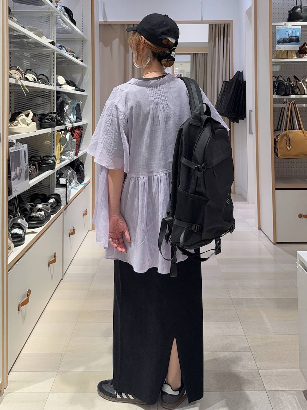 グレー系のTシャツ/カットソー、ブラック系のバックパック/リュック、ブラック系のスカートを着用したレディースの夏コーディネートの6枚目の写真