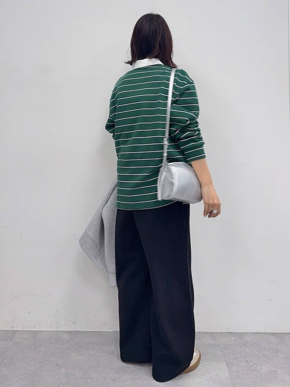 ホワイト系のスニーカー、グレー系のパーカー、ブラック系のスウェットパンツを着用したレディースの冬コーディネートの7枚目の写真