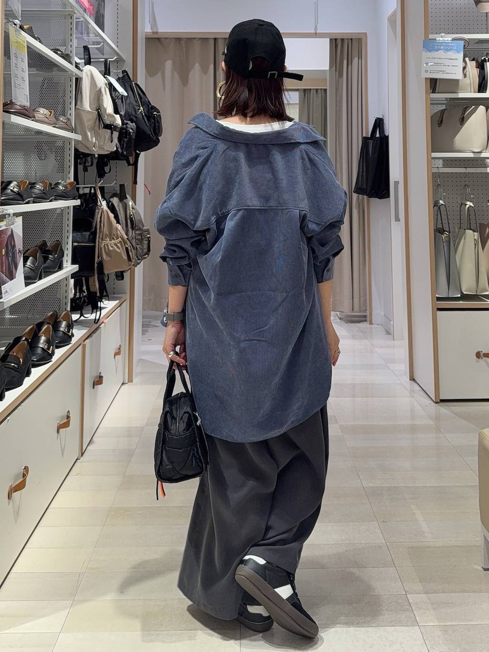 ブラック系のスニーカー、ブルー系のシャツ/ブラウス、グレー系のその他パンツを着用したレディースの秋コーディネートの8枚目の写真