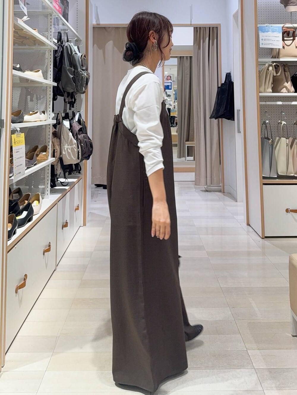 ブラック系のバレエシューズ、ブラック系のショルダーバッグ、ホワイト系のTシャツ/カットソーを着用したレディースの秋コーディネートの6枚目の写真