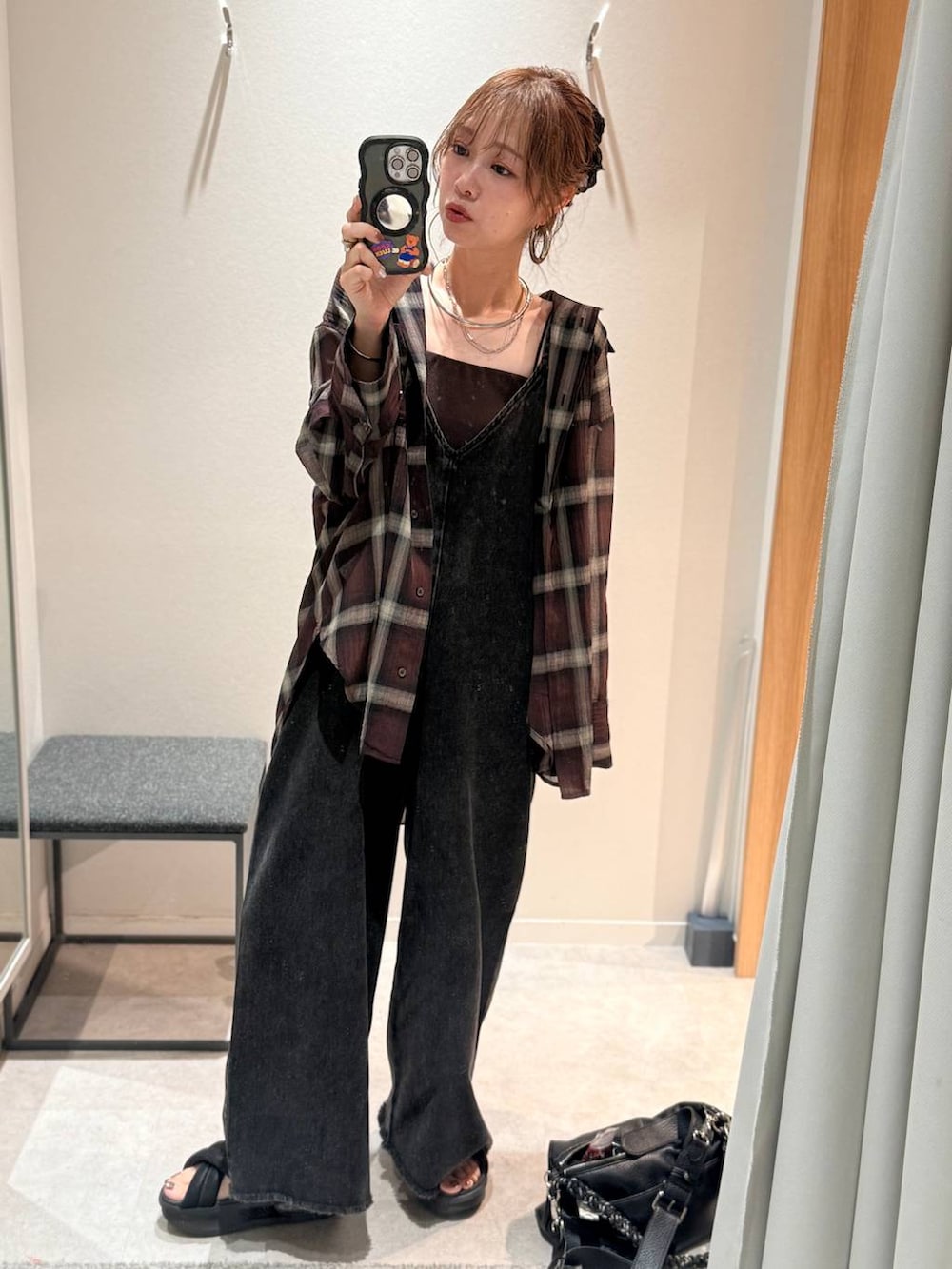 ブラウン系のその他パンツ、ブラウン系のシャツ/ブラウス、ゴールド系のネックレスを着用したレディースの夏コーディネートの5枚目の写真