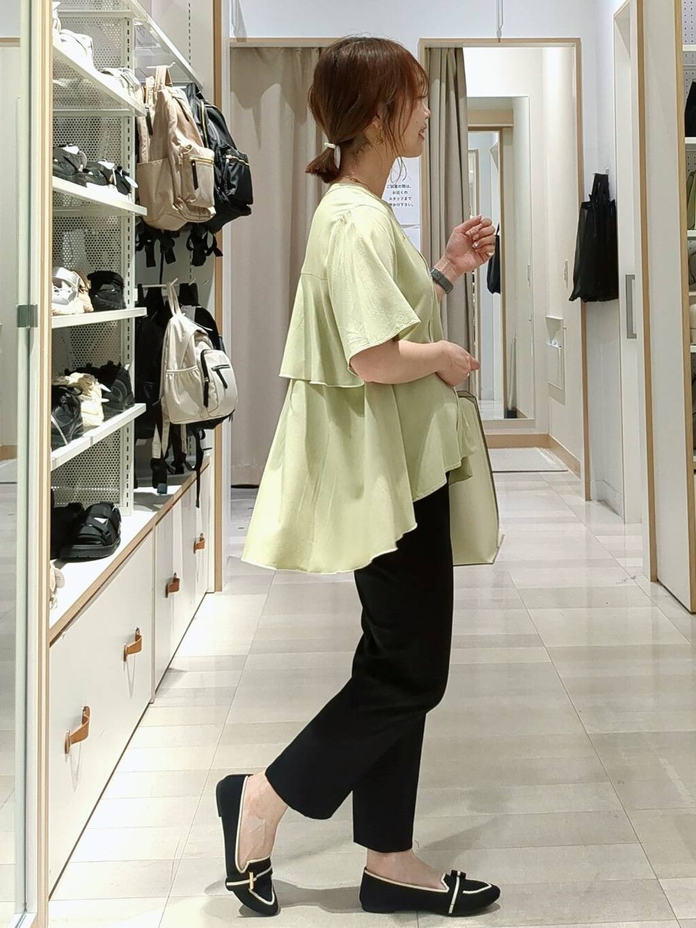 ブラック系のその他パンツ、ホワイト系のトートバッグ、その他のパンプスを着用したレディースの春コーディネートの3枚目の写真