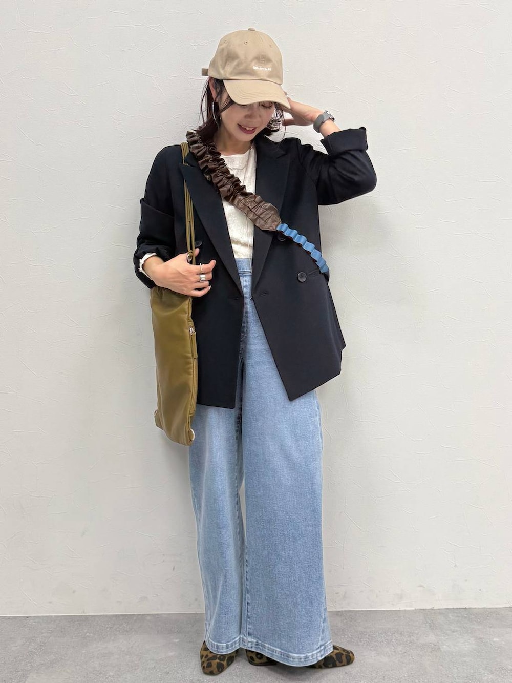 ホワイト系のTシャツ/カットソー、ブルー系のデニムパンツ、ブルー系のテーラードジャケットを着用したレディースの冬コーディネートの2枚目の写真