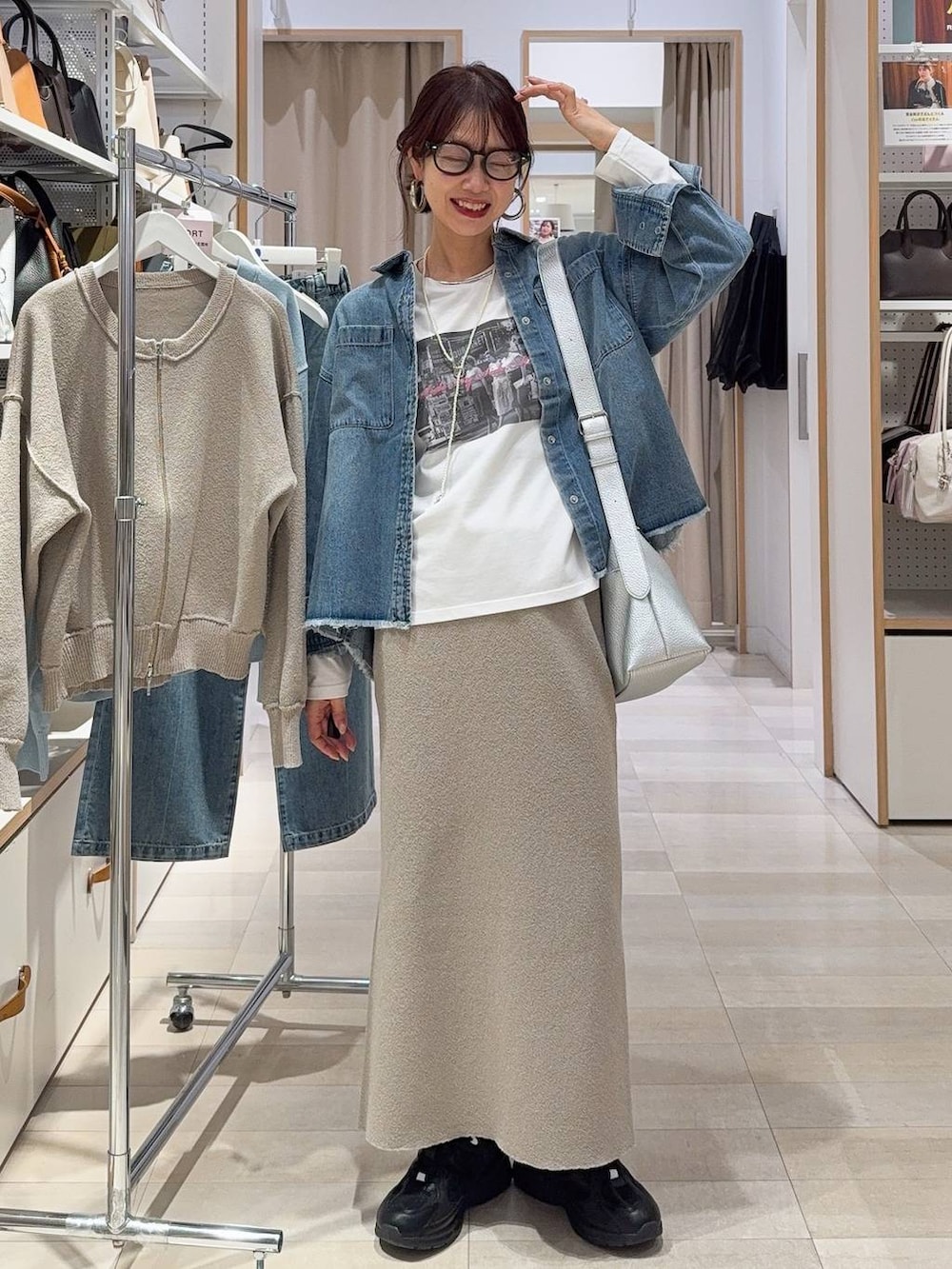 シルバー系のパンプス、ブラック系のキャミソール、ブラック系のその他パンツを着用したレディースの冬コーディネートの7枚目の写真