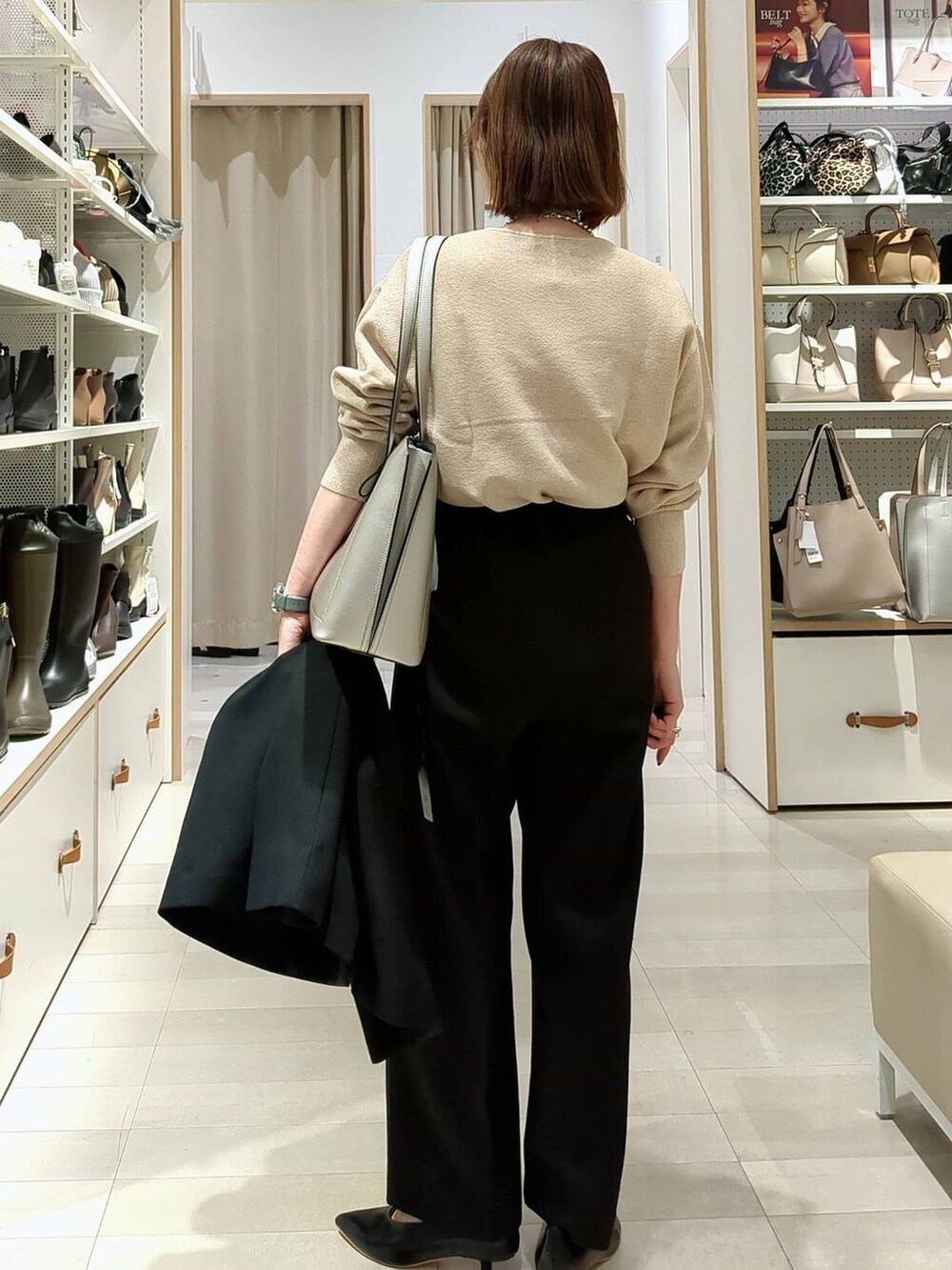 シルバー系のトートバッグ、ベージュ系のニット/セーター、ブラック系のその他パンツを着用したレディースの春コーディネートの8枚目の写真