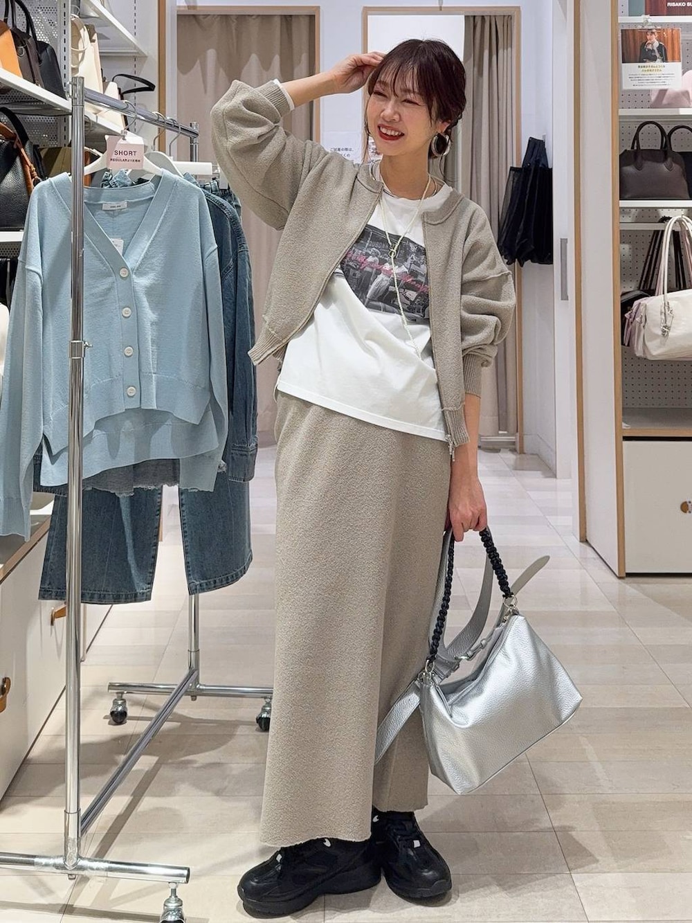 シルバー系のパンプス、ブラック系のキャミソール、ブラック系のその他パンツを着用したレディースの冬コーディネートの6枚目の写真