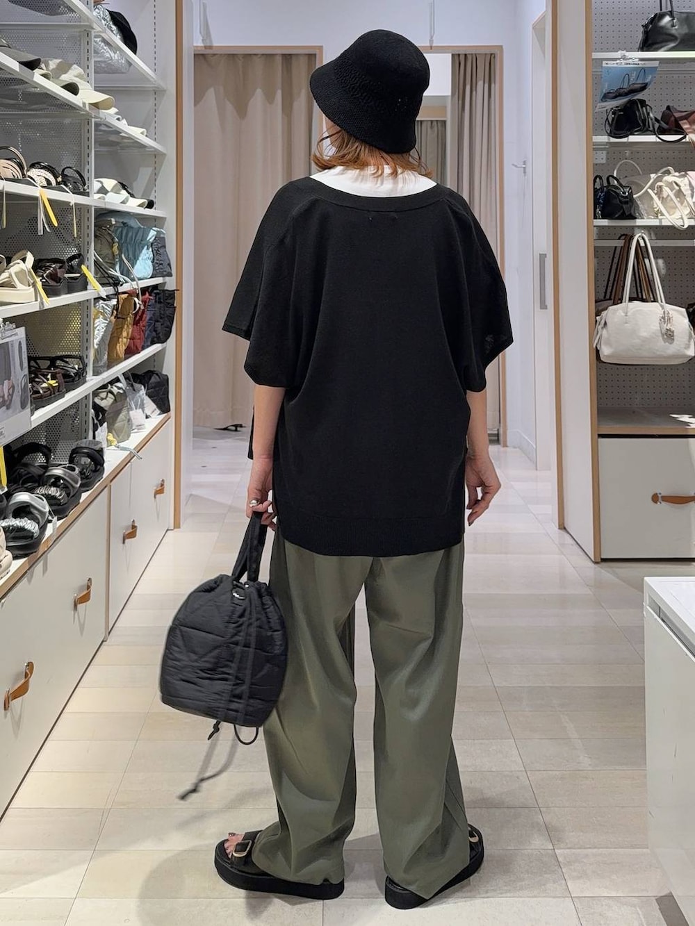 ブラック系のカーディガン/ボレロ、ブラック系のハンドバッグ、ホワイト系のTシャツ/カットソーを着用したレディースの夏コーディネートの5枚目の写真