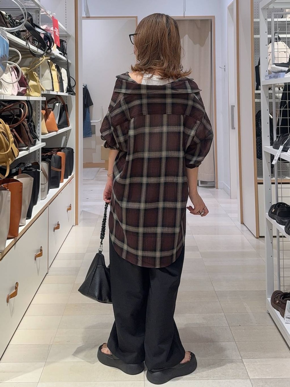ブラック系のその他パンツ、ブラウン系のシャツ/ブラウス、シルバー系のネックレスを着用したレディースの夏コーディネートの4枚目の写真