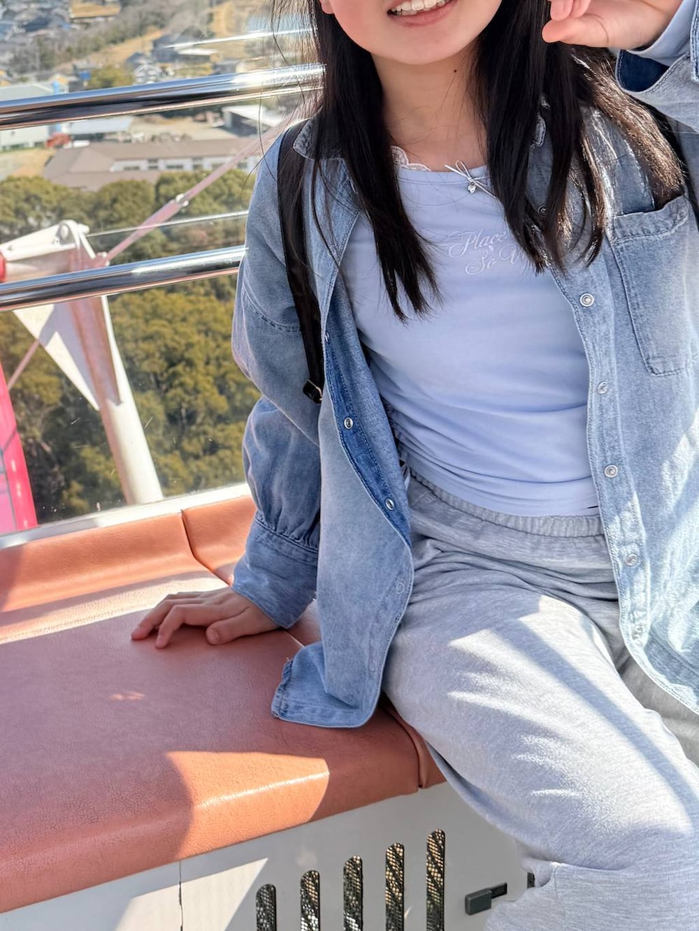 ブルー系のTシャツ/カットソー、ブルー系のシャツ/ブラウス、ブラウン系のデニムパンツを着用したレディースの春コーディネートの6枚目の写真