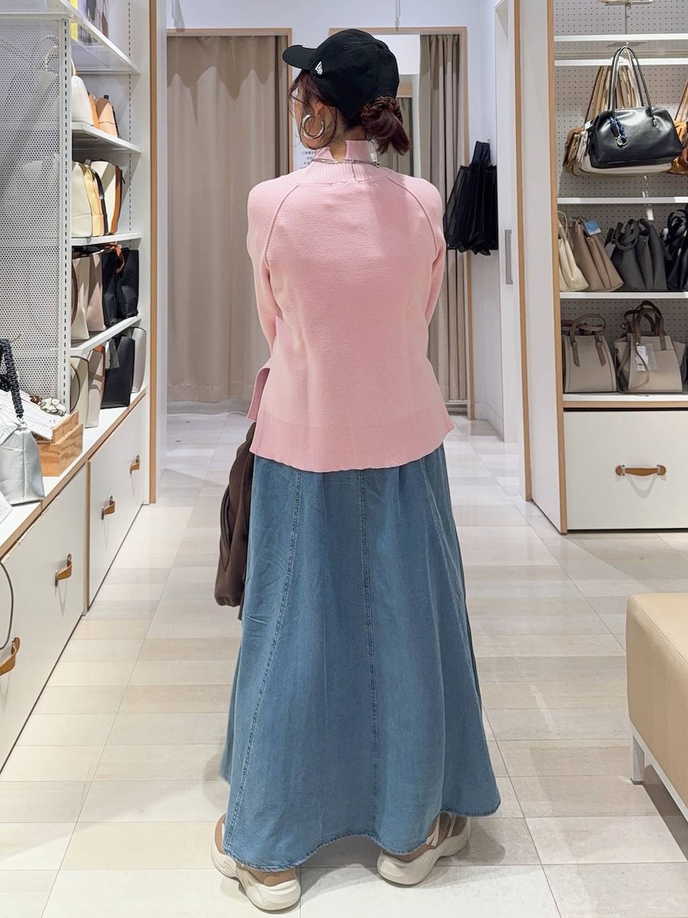 ピンク系のニット/セーター、ホワイト系のTシャツ/カットソー、ブラウン系のその他シューズを着用したレディースの冬コーディネートの7枚目の写真