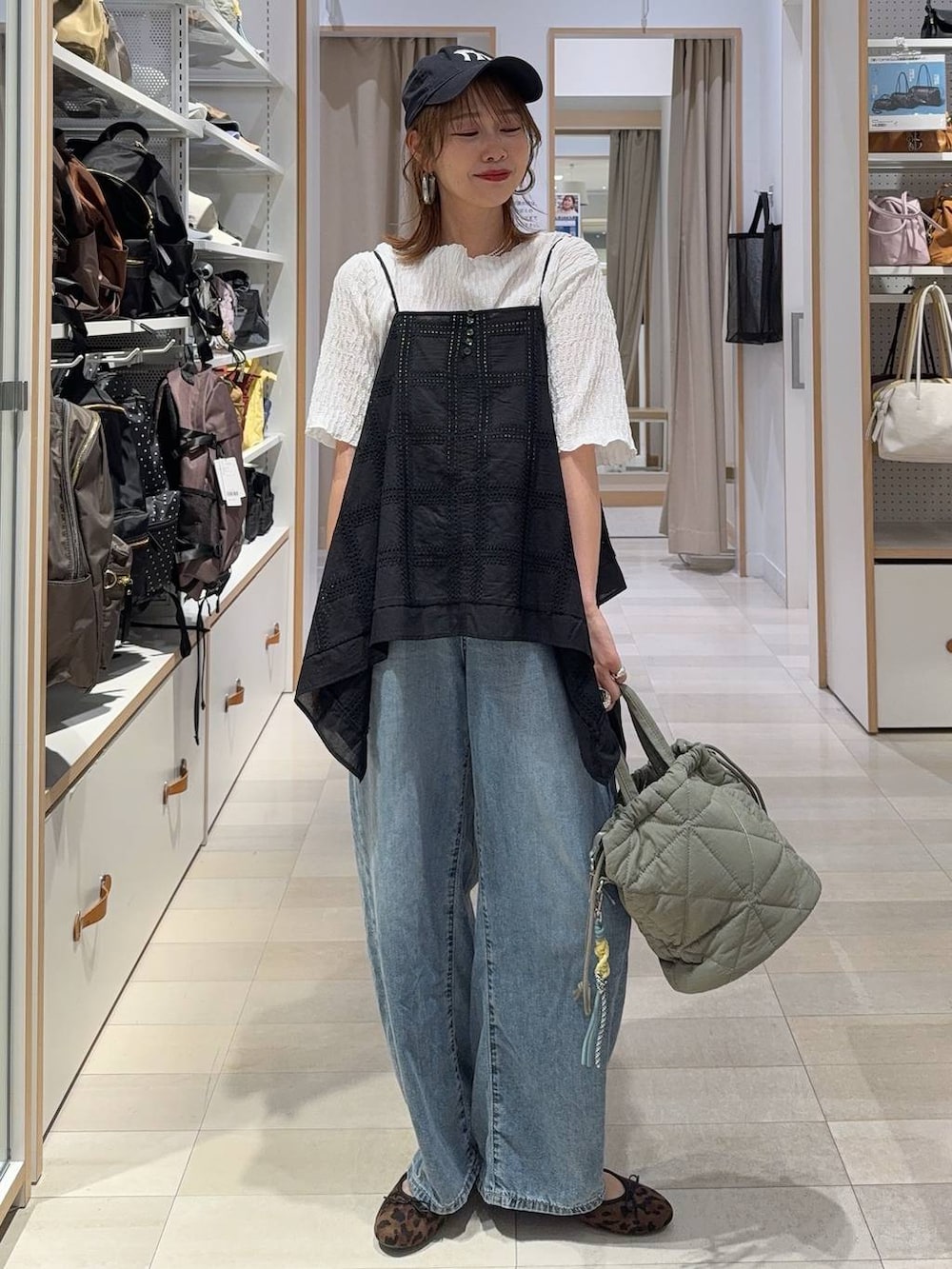 グレー系のその他パンツ、ブラック系のその他トップス、ブラック系のTシャツ/カットソーを着用したレディースの春コーディネートの2枚目の写真
