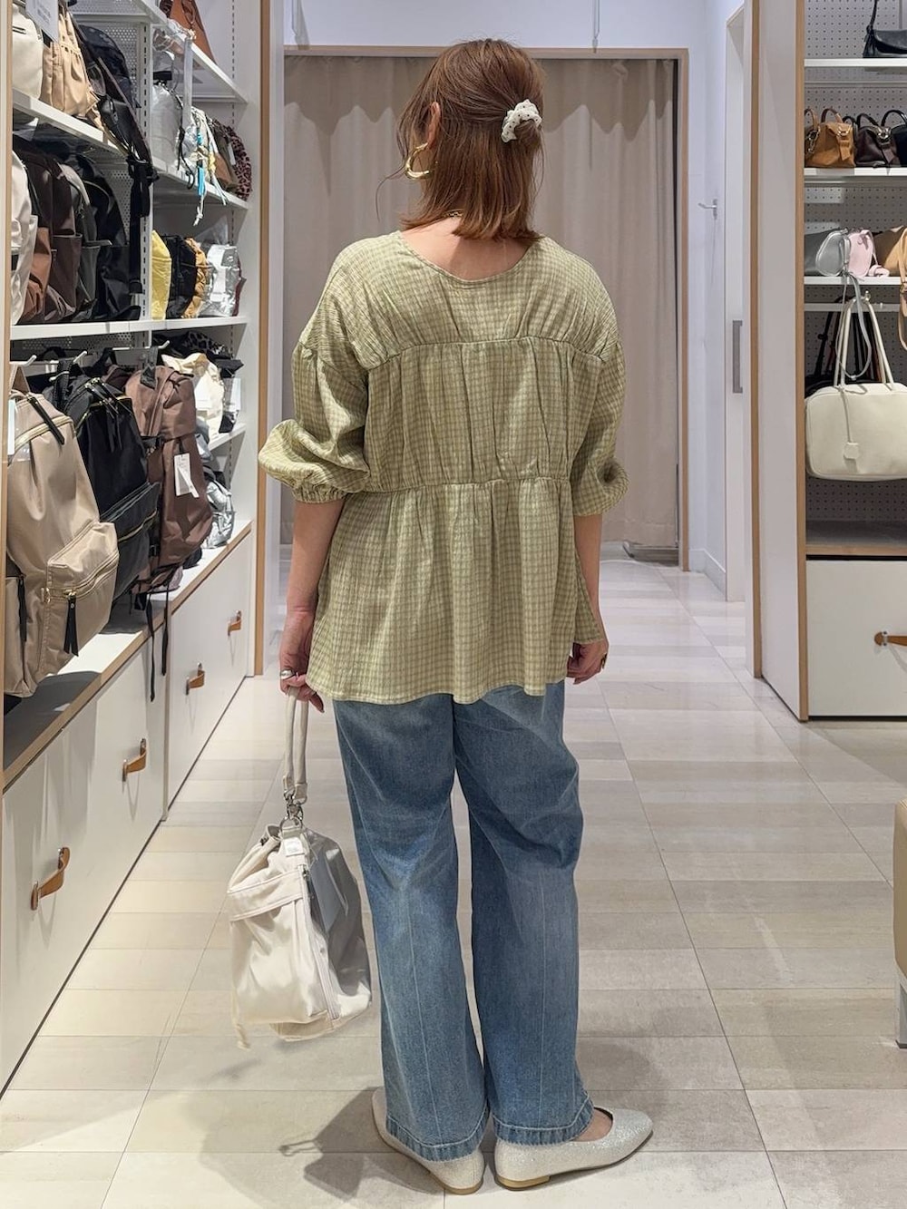 ベージュ系のパンプス、ホワイト系のショルダーバッグ、ホワイト系のキャミソールを着用したレディースの春コーディネートの7枚目の写真