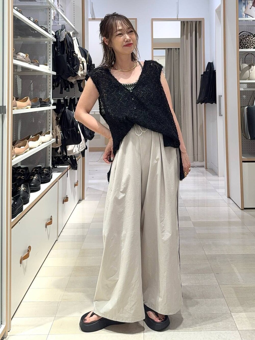 ブラック系のキャミソール、ベージュ系のその他パンツ、ブラック系のTシャツ/カットソーを着用したレディースの夏コーディネートの2枚目の写真