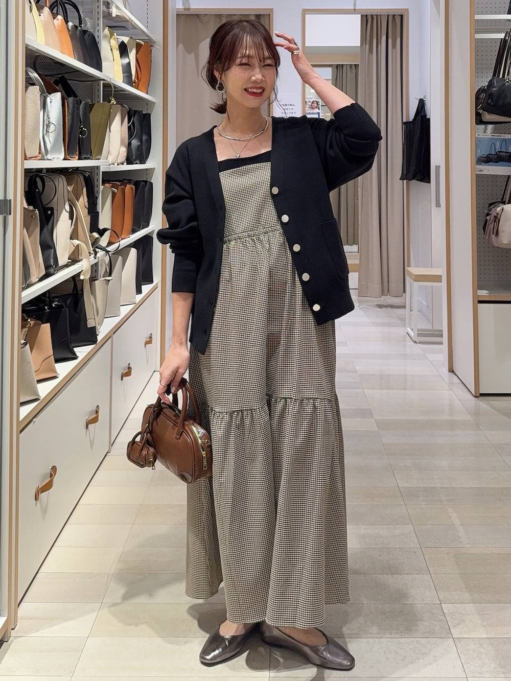 ブラック系のスニーカー、ブラック系のカーディガン/ボレロ、ベージュ系のその他パンツを着用したレディースの春コーディネートの6枚目の写真