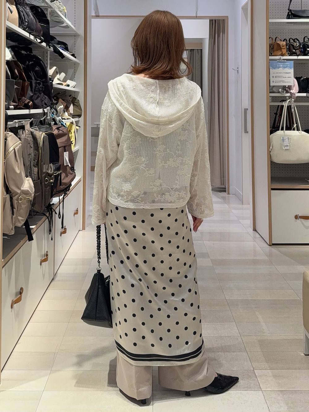 ベージュ系のその他パンツ、ブラウン系のキャミソール、ベージュ系のパーカーを着用したレディースの春コーディネートの7枚目の写真