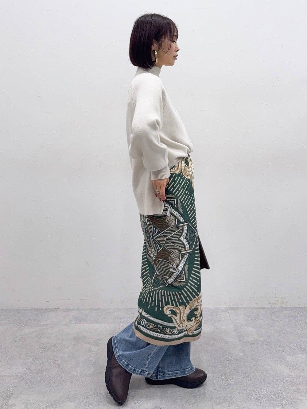 ブラウン系のブーツ、グリーン系のバンダナ/スカーフを着用したレディースの秋コーディネートの5枚目の写真