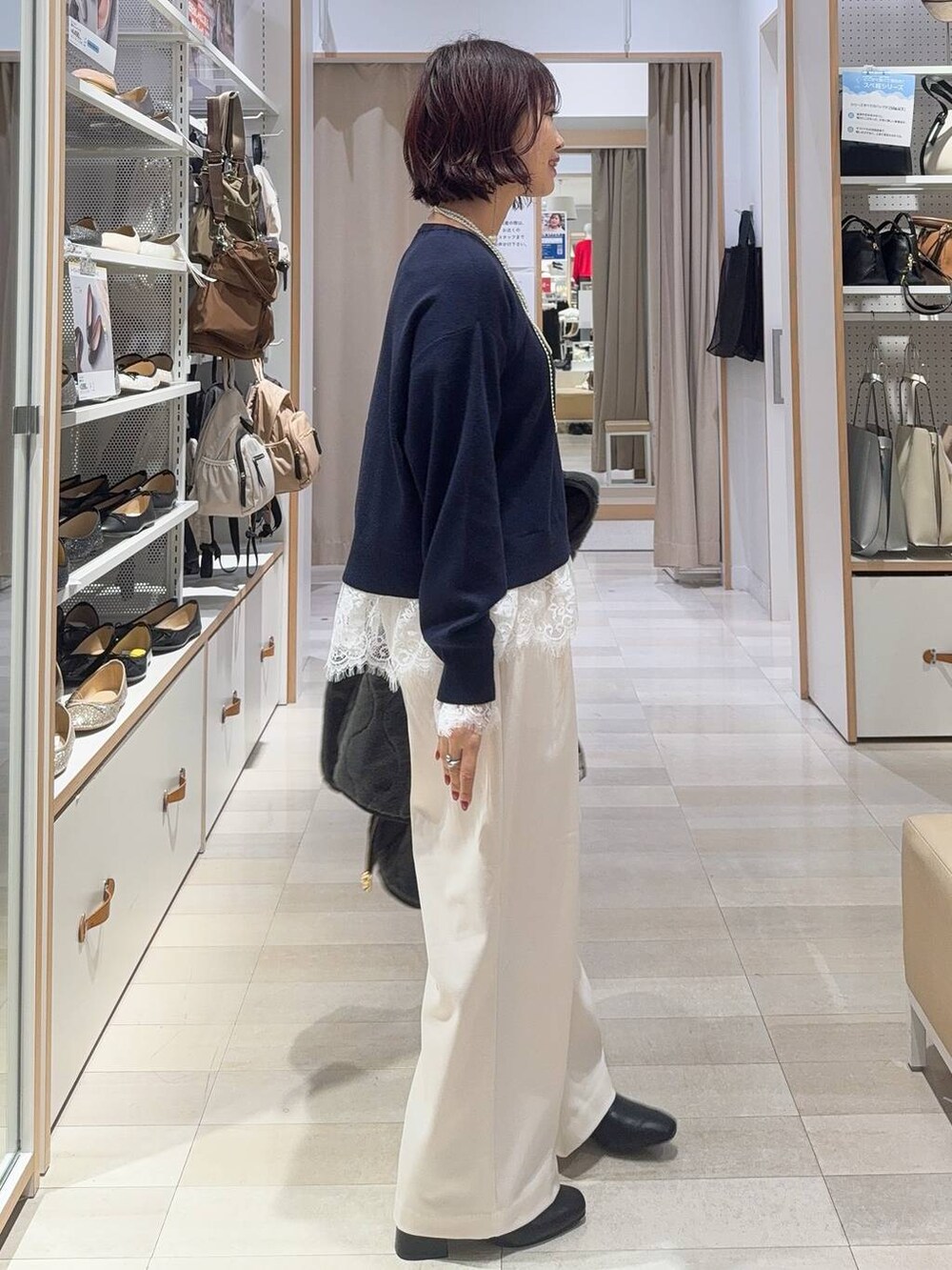 グレー系のブルゾン、グレー系のその他パンツ、ブラック系のボストンバッグを着用したレディースの秋コーディネートの8枚目の写真