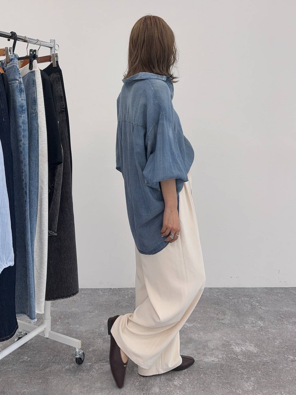 ブラウン系のパンプス、ベージュ系のその他トップス、シルバー系のネックレスを着用したレディースの夏コーディネートの6枚目の写真