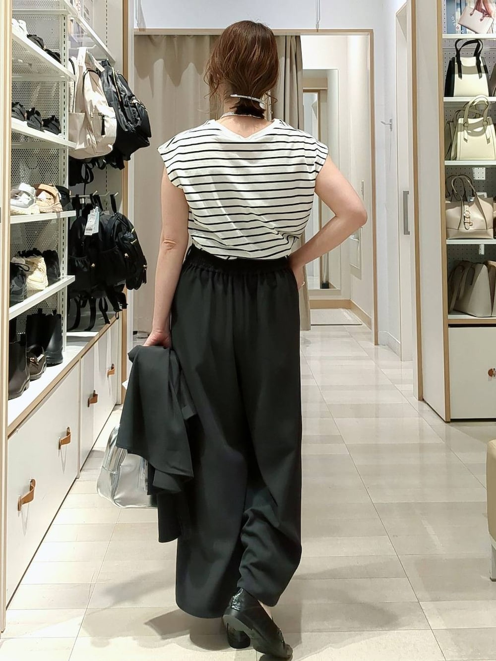 ブラック系のローファー、グレー系のボストンバッグ、ホワイト系のTシャツ/カットソーを着用したレディースの春コーディネートの6枚目の写真