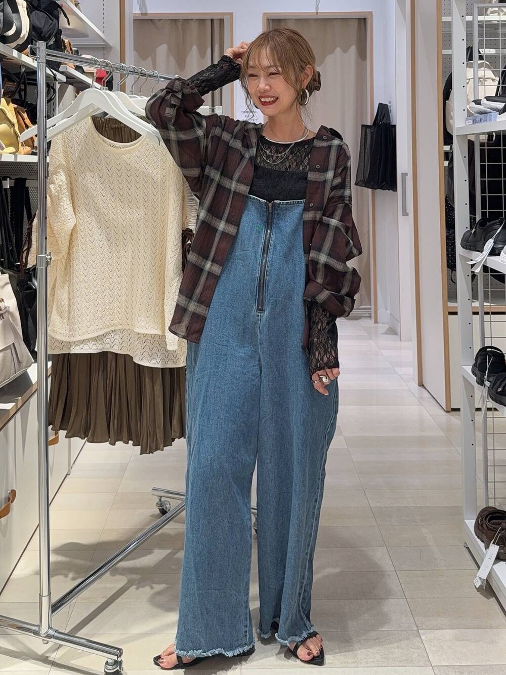 グリーン系のスカート、ブラック系のTシャツ/カットソー、ブラック系のキャミソールを着用したレディースの夏コーディネートの5枚目の写真