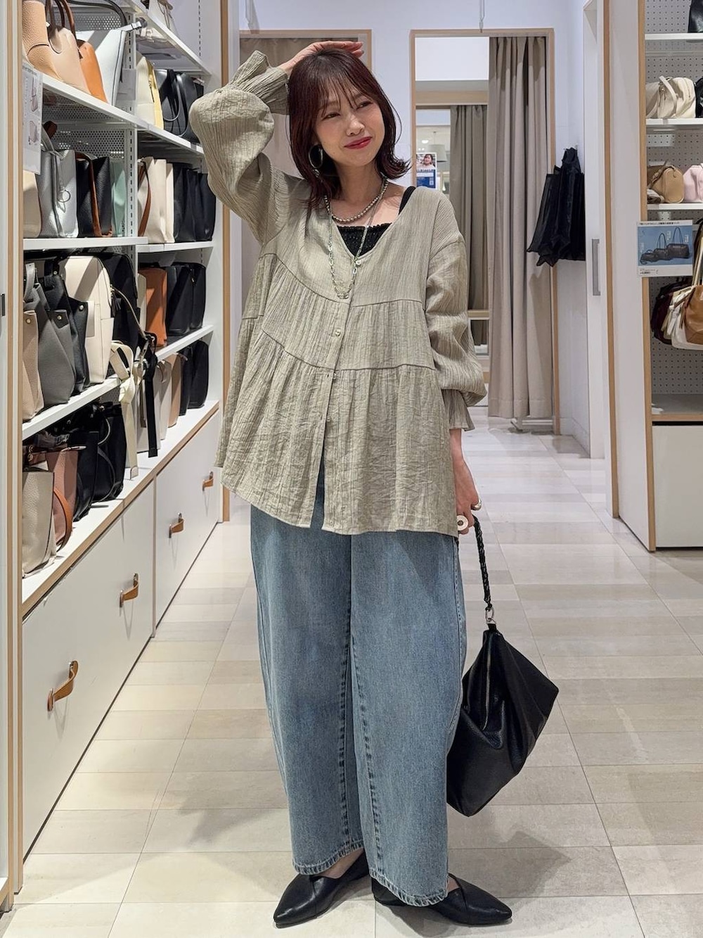 その他のパンプス、ベージュ系のその他パンツ、シルバー系のネックレスを着用したレディースの春コーディネートの3枚目の写真