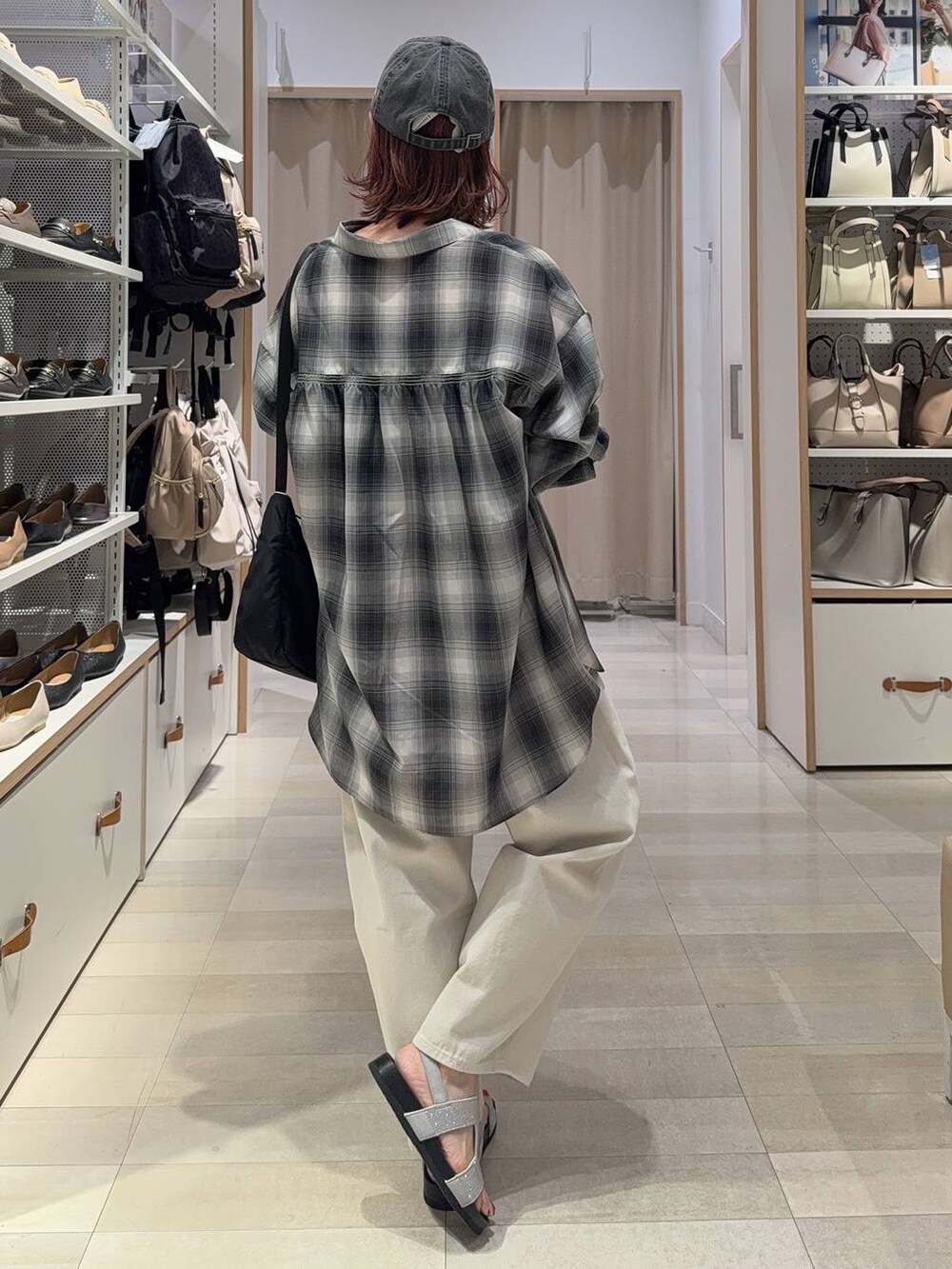 ブルー系のTシャツ/カットソー、シルバー系のサンダル、ブラック系のシャツ/ブラウスを着用したレディースの夏コーディネートの6枚目の写真