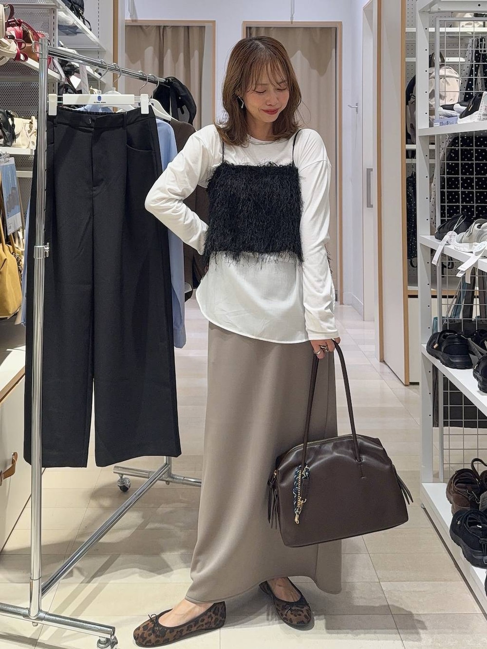 その他のトートバッグ、ブラック系のその他シューズ、ホワイト系のTシャツ/カットソーを着用したレディースの秋コーディネートの6枚目の写真