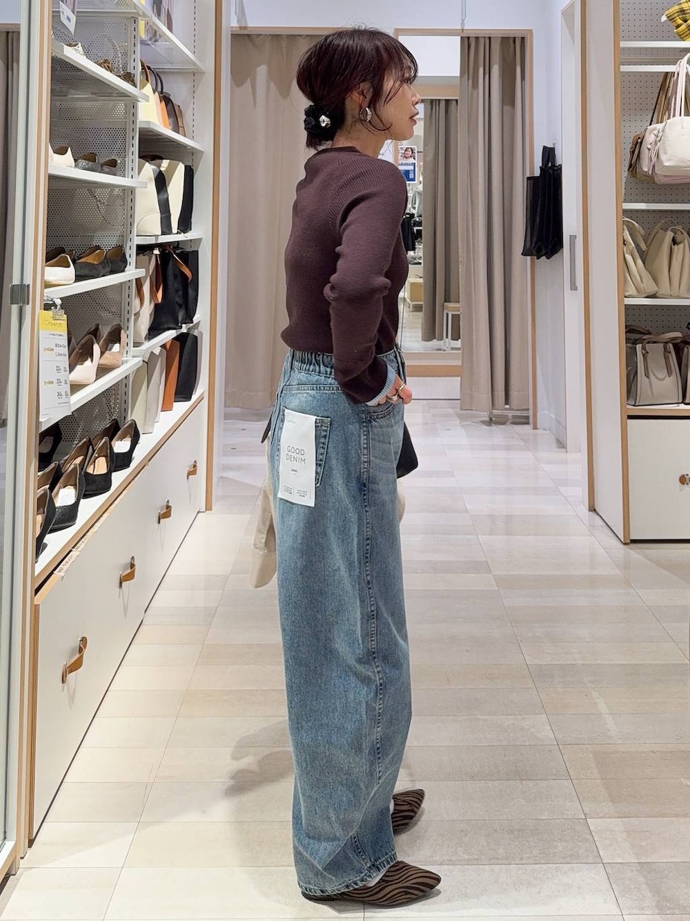 その他のパンプス、ブルー系のデニムパンツ、ベージュ系のシャツ/ブラウスを着用したレディースの冬コーディネートの5枚目の写真