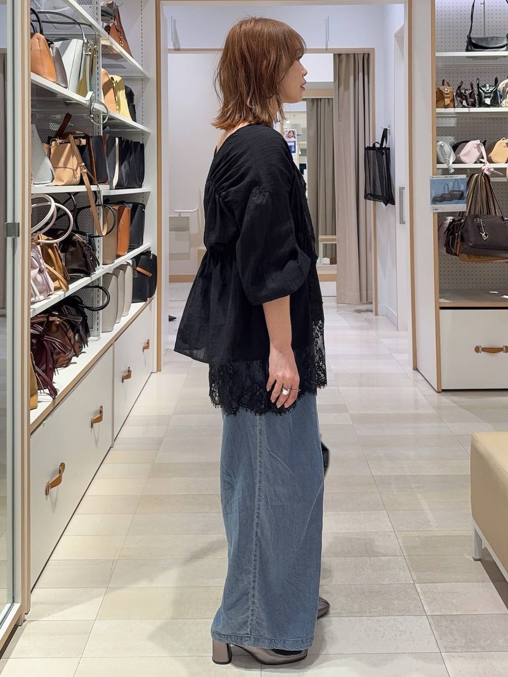 その他のパンプス、ホワイト系のキャミソール、ブラック系のカーディガン/ボレロを着用したレディースの春コーディネートの5枚目の写真