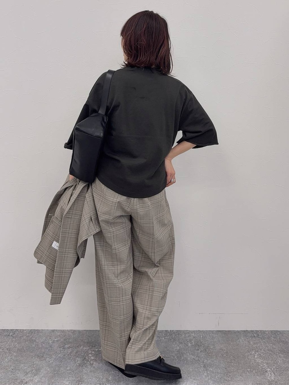 ブラック系のローファー、ブラック系のショルダーバッグ、ベージュ系のその他パンツを着用したレディースの春コーディネートの6枚目の写真