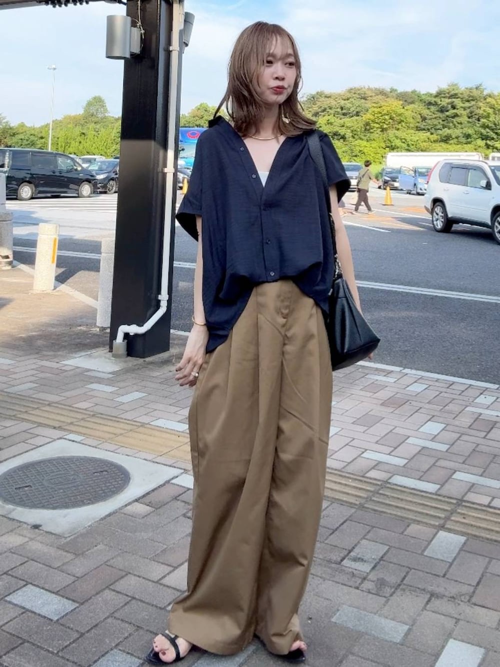 ホワイト系のキャミソール、ホワイト系のTシャツ/カットソー、ベージュ系のその他トップスを着用したレディースの夏コーディネートの4枚目の写真