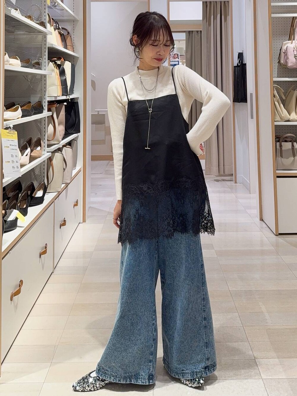 ブラック系のスニーカー、グレー系のバックパック/リュック、ブラック系のシャツ/ブラウスを着用したレディースの冬コーディネートの7枚目の写真