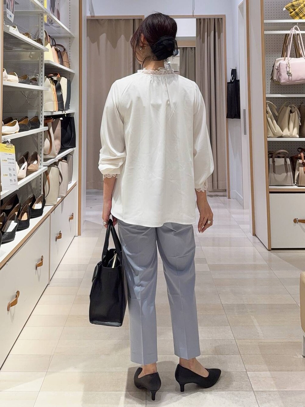 ブラック系のパンプス、ホワイト系のシャツ/ブラウス、ブルー系のスラックスを着用したレディースの冬コーディネートの8枚目の写真