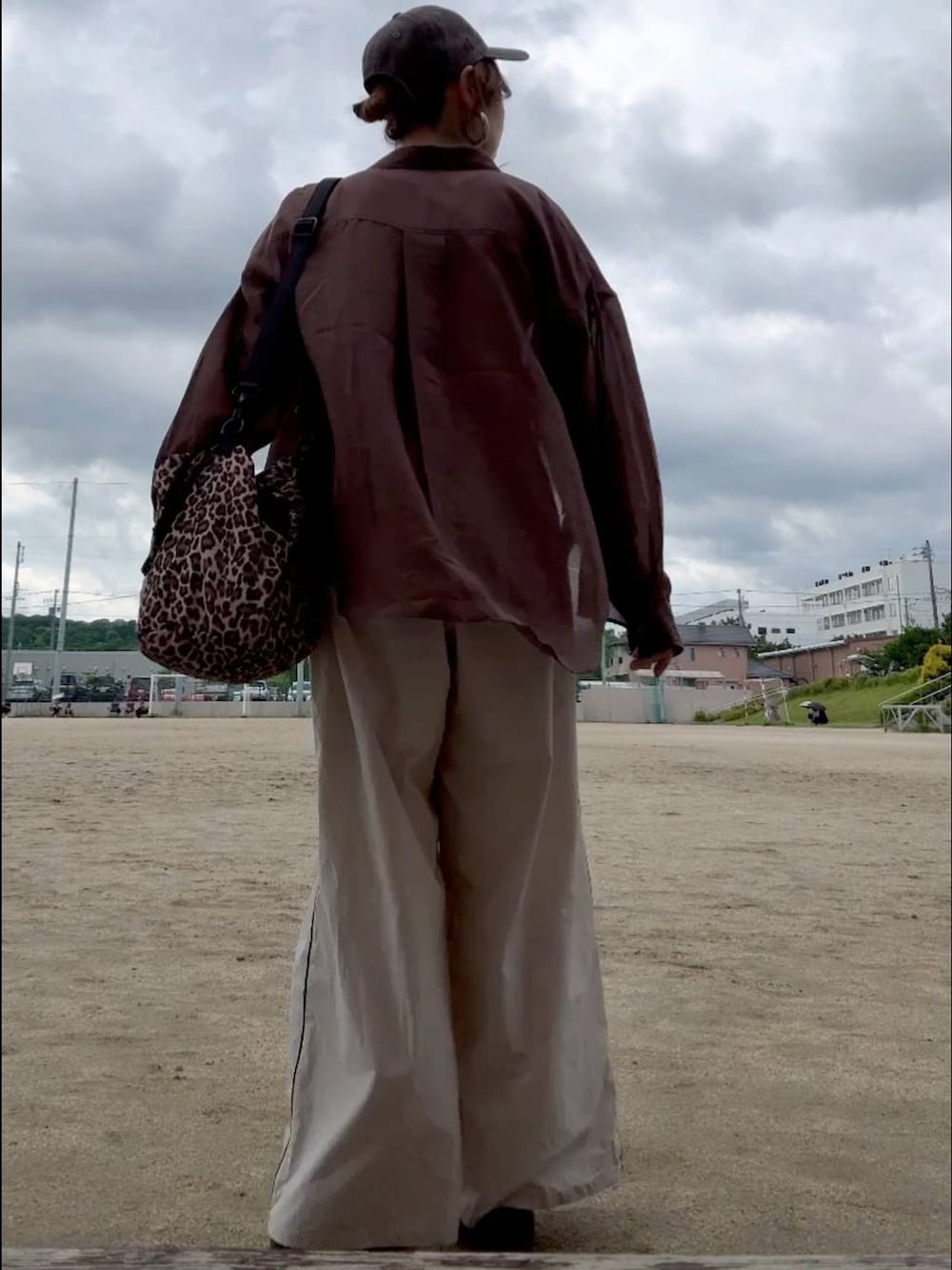 ベージュ系のその他パンツ、ブラウン系のシャツ/ブラウス、ホワイト系のTシャツ/カットソーを着用したレディースの春コーディネートの5枚目の写真