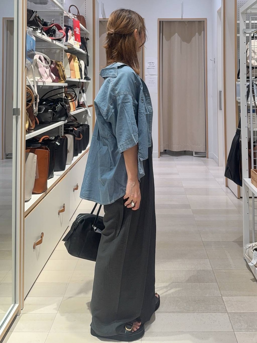 ブラック系のボストンバッグ、グレー系のその他パンツ、ブラック系のタンクトップを着用したレディースの夏コーディネートの5枚目の写真