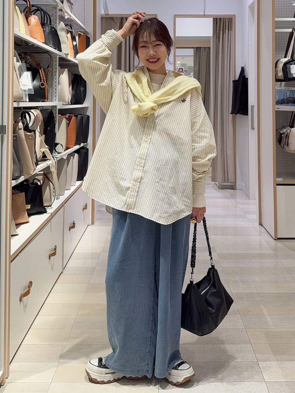 イエロー系のシャツ/ブラウス、ホワイト系のキャミソール、グレー系のスウェットパンツを着用したレディースの春コーディネートの5枚目の写真