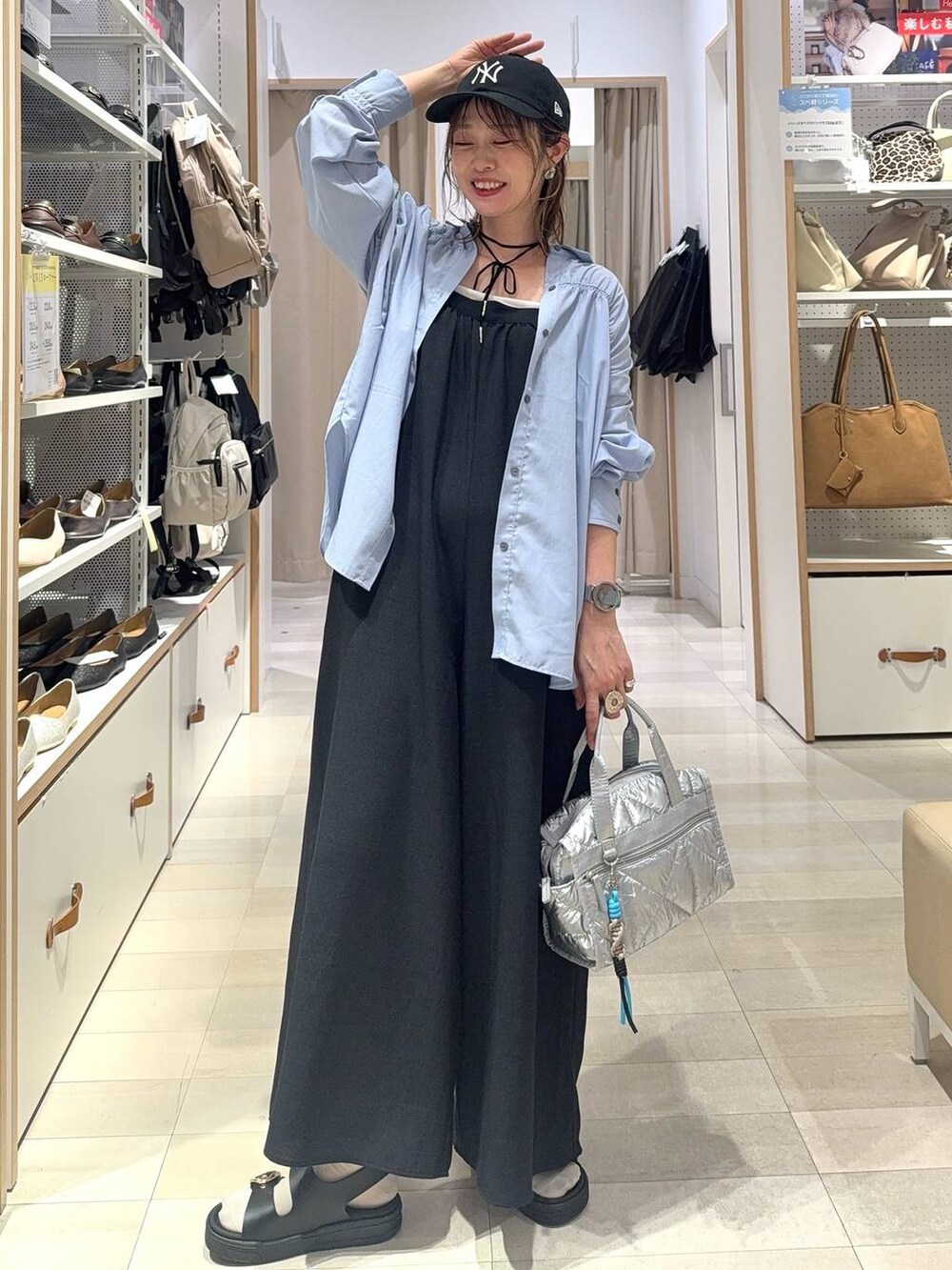 ブラック系のローファー、ブラック系のショルダーバッグ、ホワイト系のキャミソールを着用したレディースの秋コーディネートの2枚目の写真