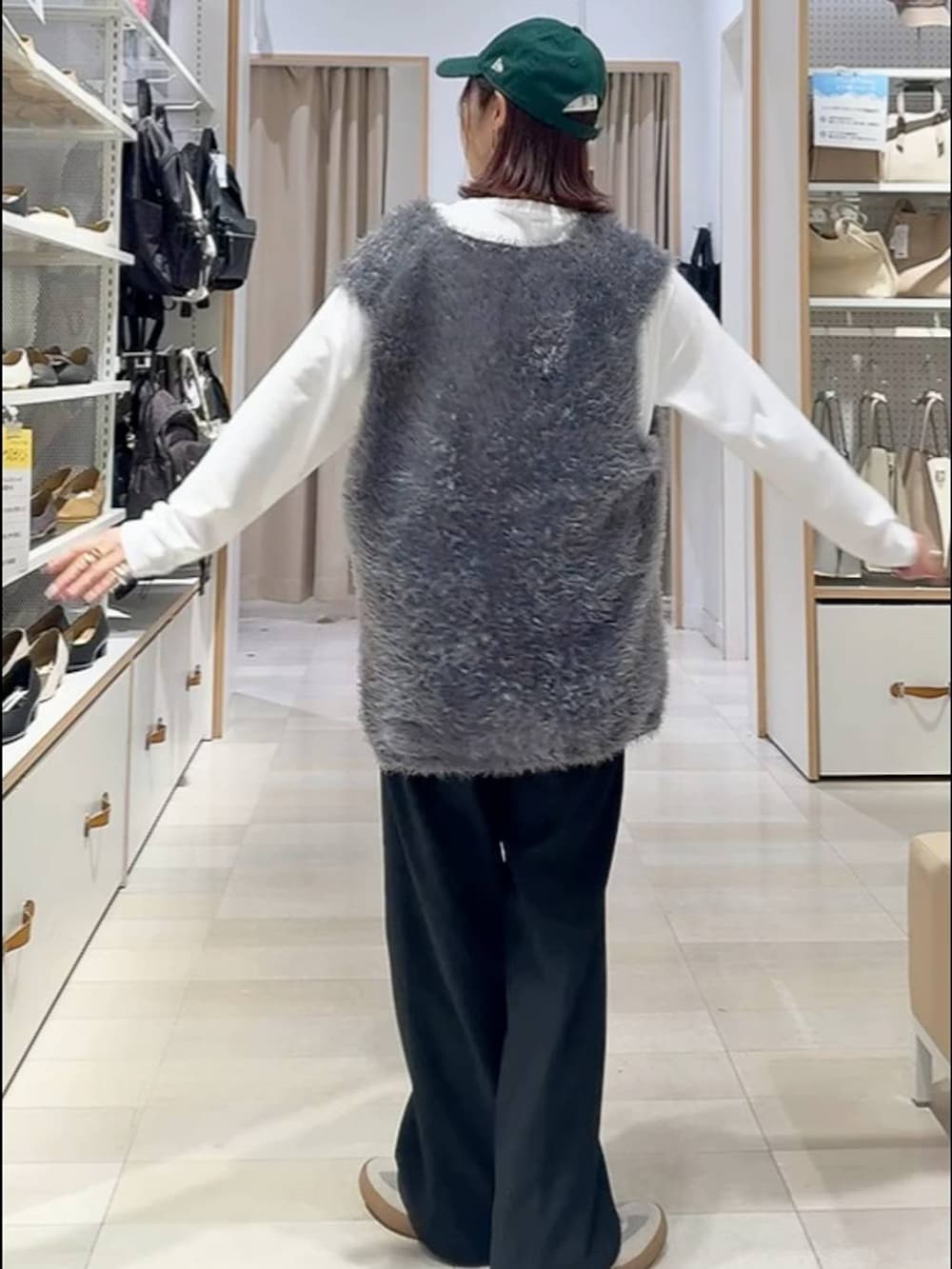 ベージュ系のスニーカー、ブラック系のその他パンツ、グレー系のブルゾンを着用したレディースの秋コーディネートの7枚目の写真