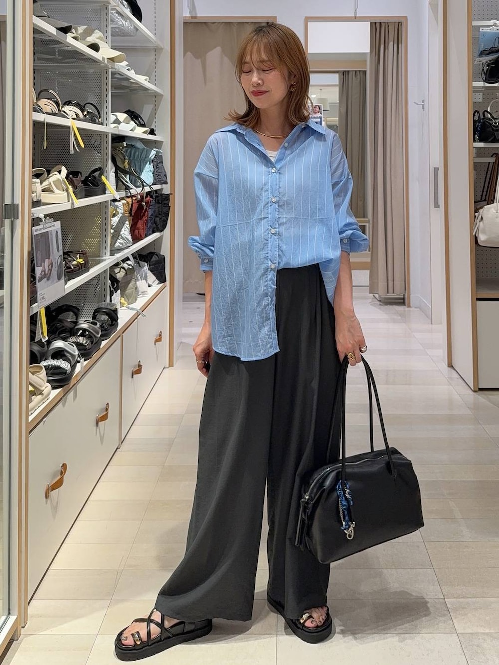 ブルー系のTシャツ/カットソー、ブラウン系のその他パンツ、ブラック系のサンダルを着用したレディースの夏コーディネートの4枚目の写真