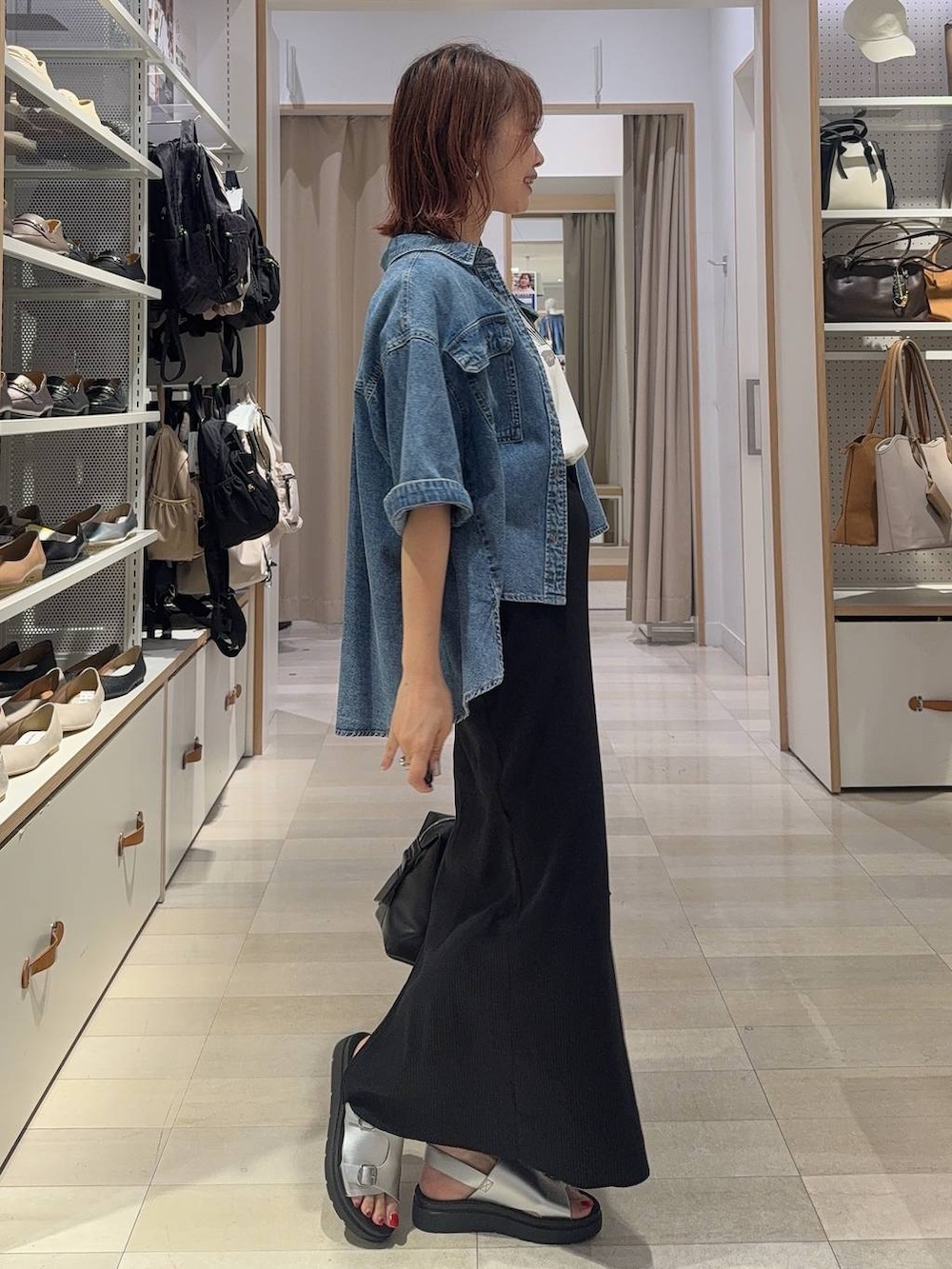 ホワイト系のTシャツ/カットソー、ブルー系のシャツ/ブラウス、ブラック系のスカートを着用したレディースの夏コーディネートの6枚目の写真