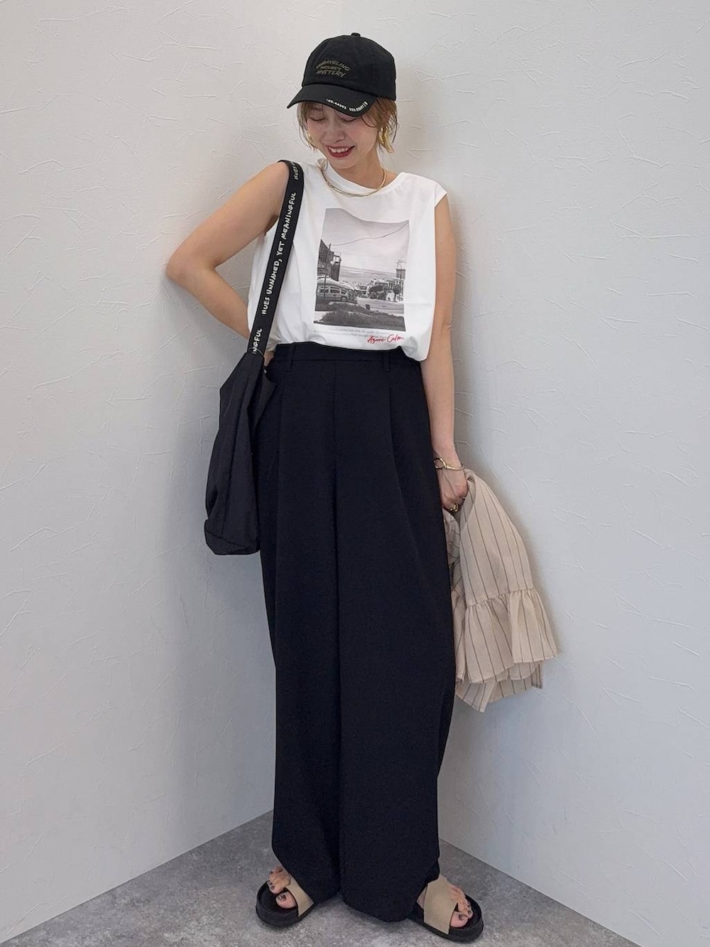 ブラック系のその他パンツ、ベージュ系のカーディガン/ボレロ、ブラック系のトートバッグを着用したレディースの夏コーディネートの2枚目の写真