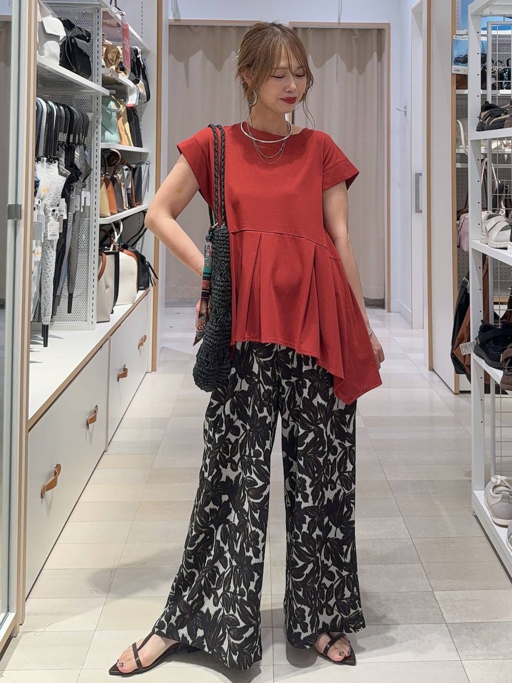 ベージュ系のその他パンツ、ホワイト系のタンクトップ、ブルー系のシャツ/ブラウスを着用したレディースの夏コーディネートの5枚目の写真